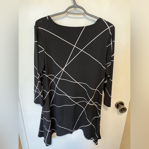 Alfani black and white pattern tunic size medium - Picture 2 of 3